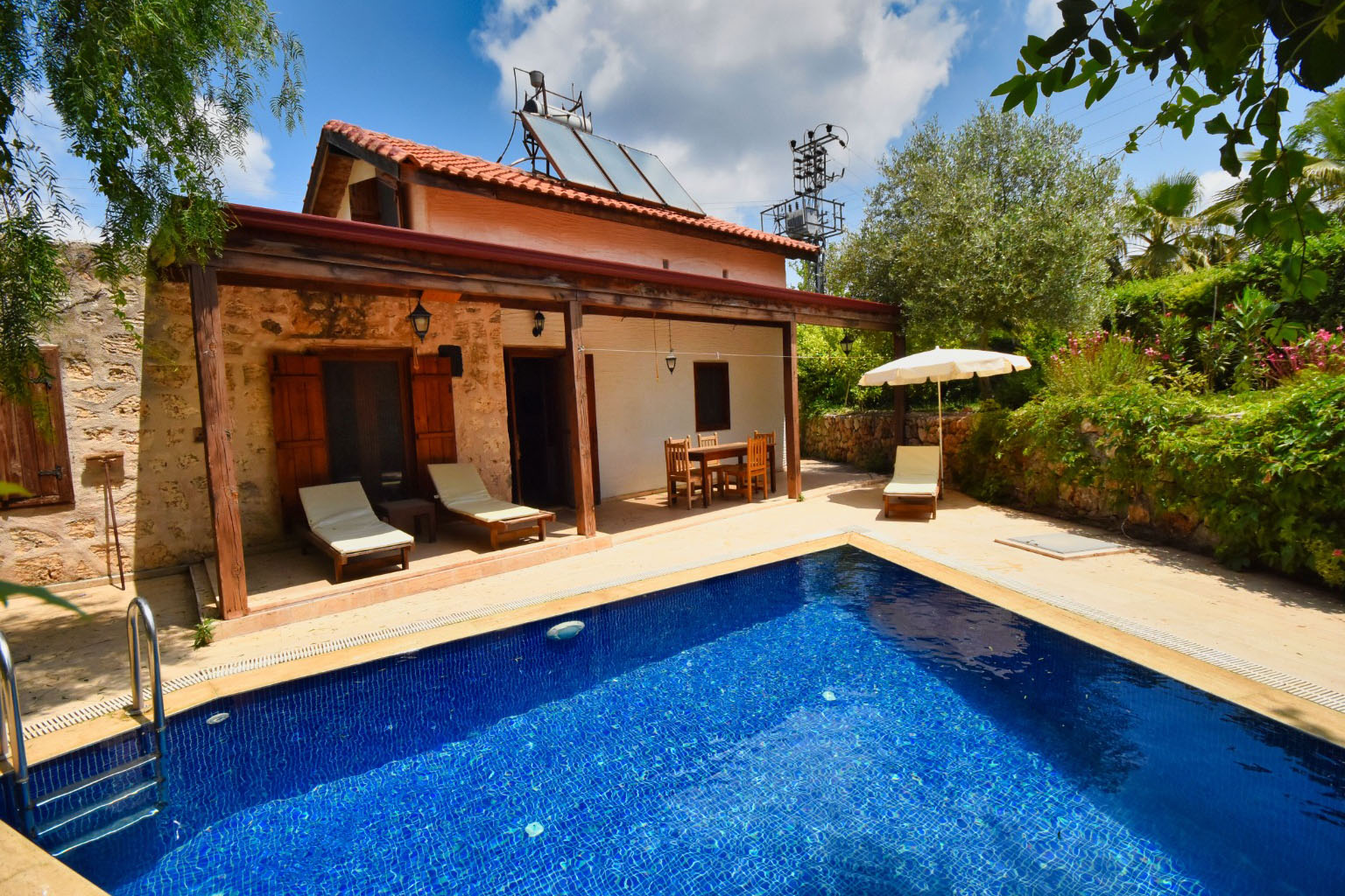 Müstakil Havuzlu Bahçeli Villa Dış